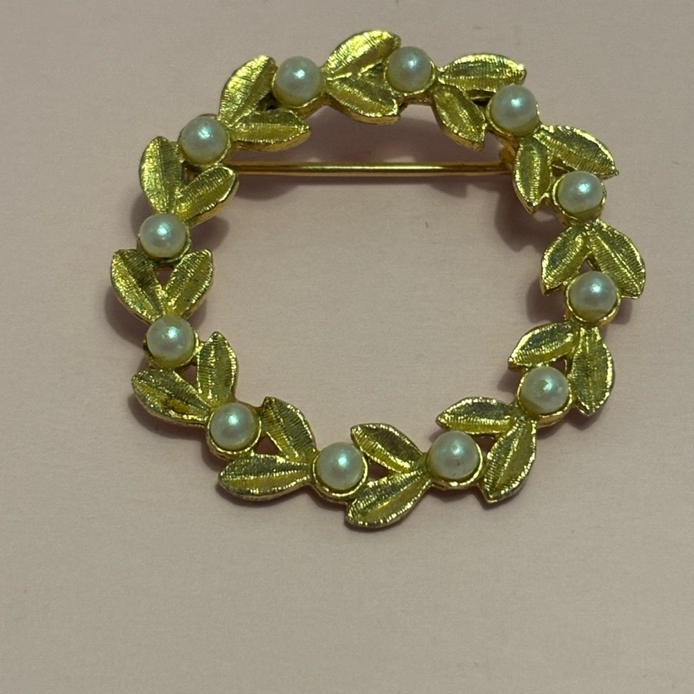 🌻Elegant Gold and Pearl Wreath Brooch 1-3/8”